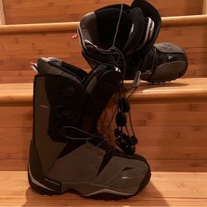 Mens Salomon snowboard boots. Size 6.5. Gray and Black.
